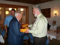 Helmut Übele überreicht Geschenk